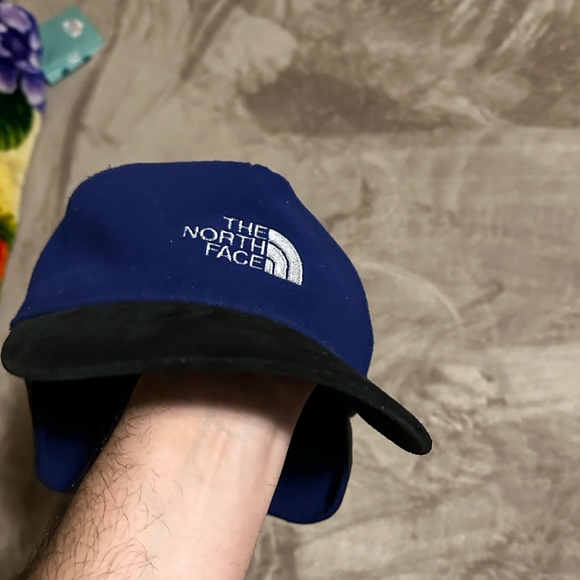 The Northface Swade winter hat adjustable ear flops - Picture 4 of 8